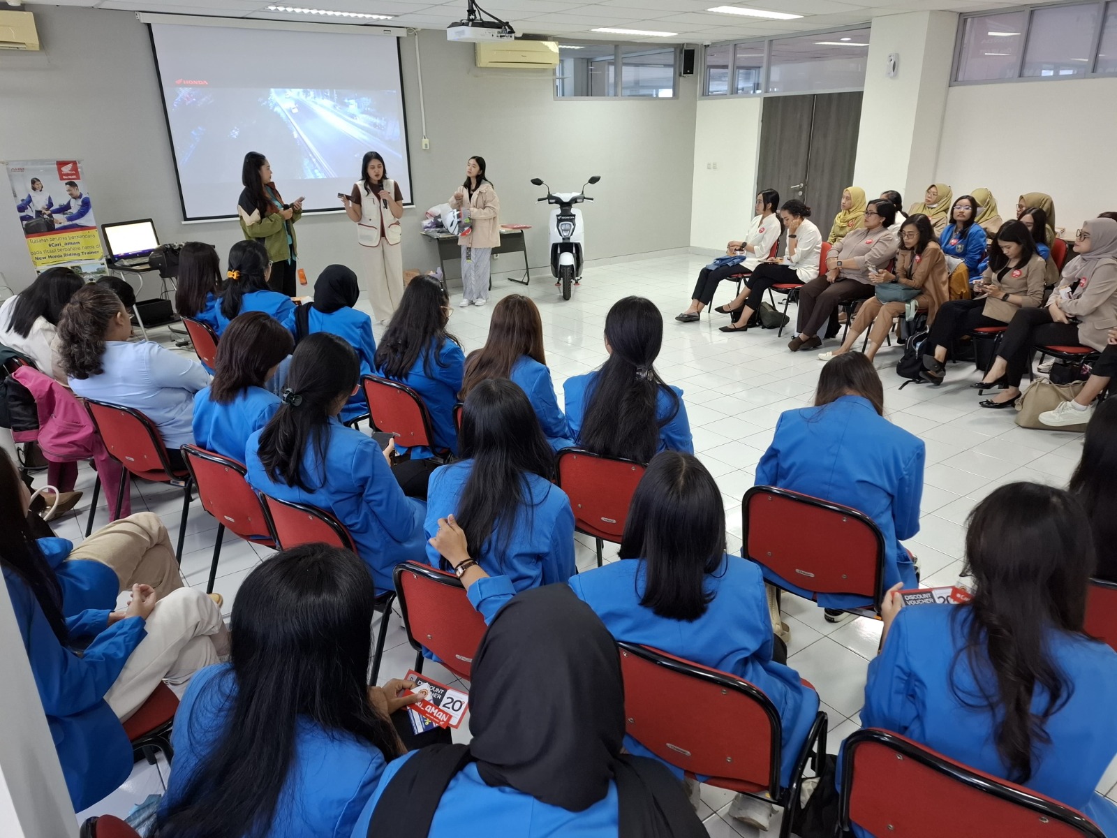 Dukung Kampanye Keselamatan Berkendara Lewat Seminar Hari Kartini 2025